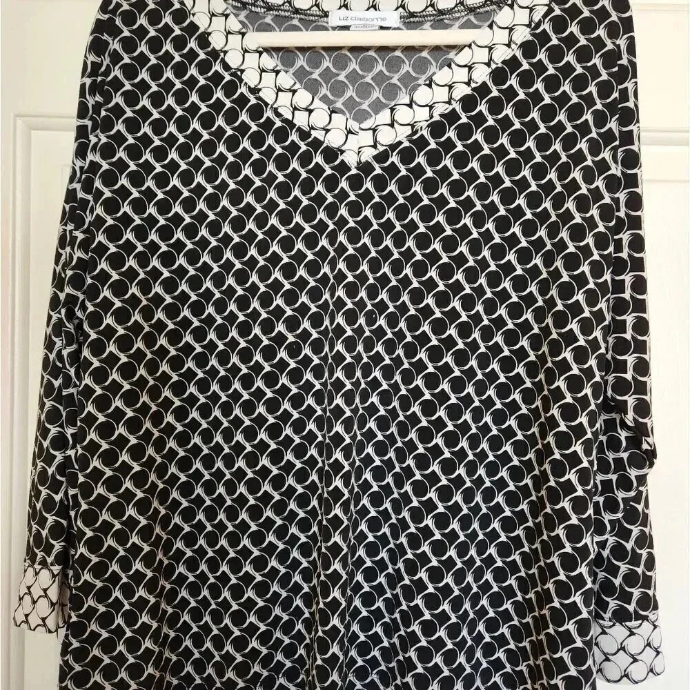 Liz Claiborne Geometric Black & White Circle Print Top – XL